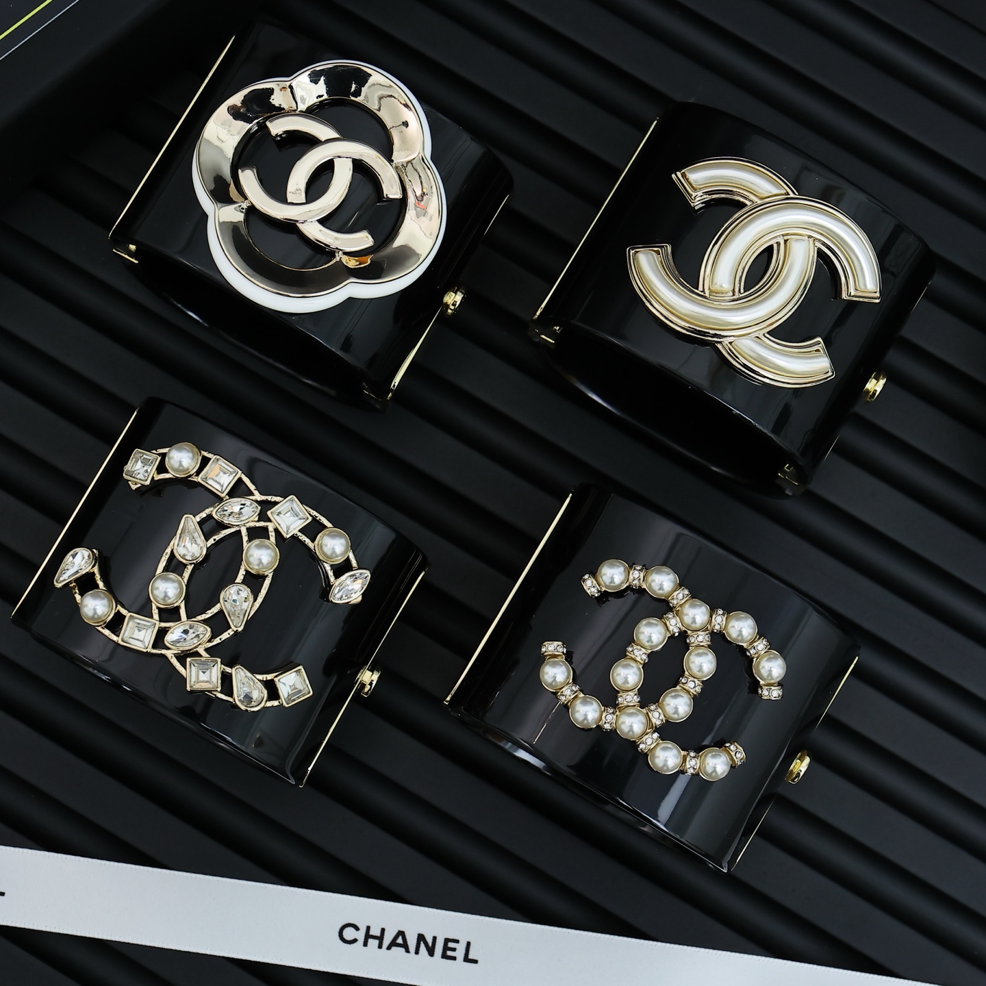  Chanel亚克力双C镂空宽版开口手镯
超大的亚克力双C时髦又个性COOL
上手超级吸睛酷女孩日常lo
