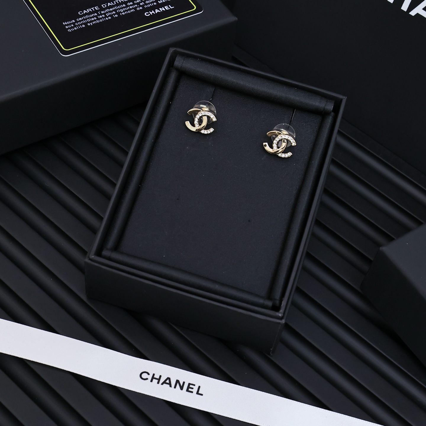 Chanel 半钻双C小耳钉