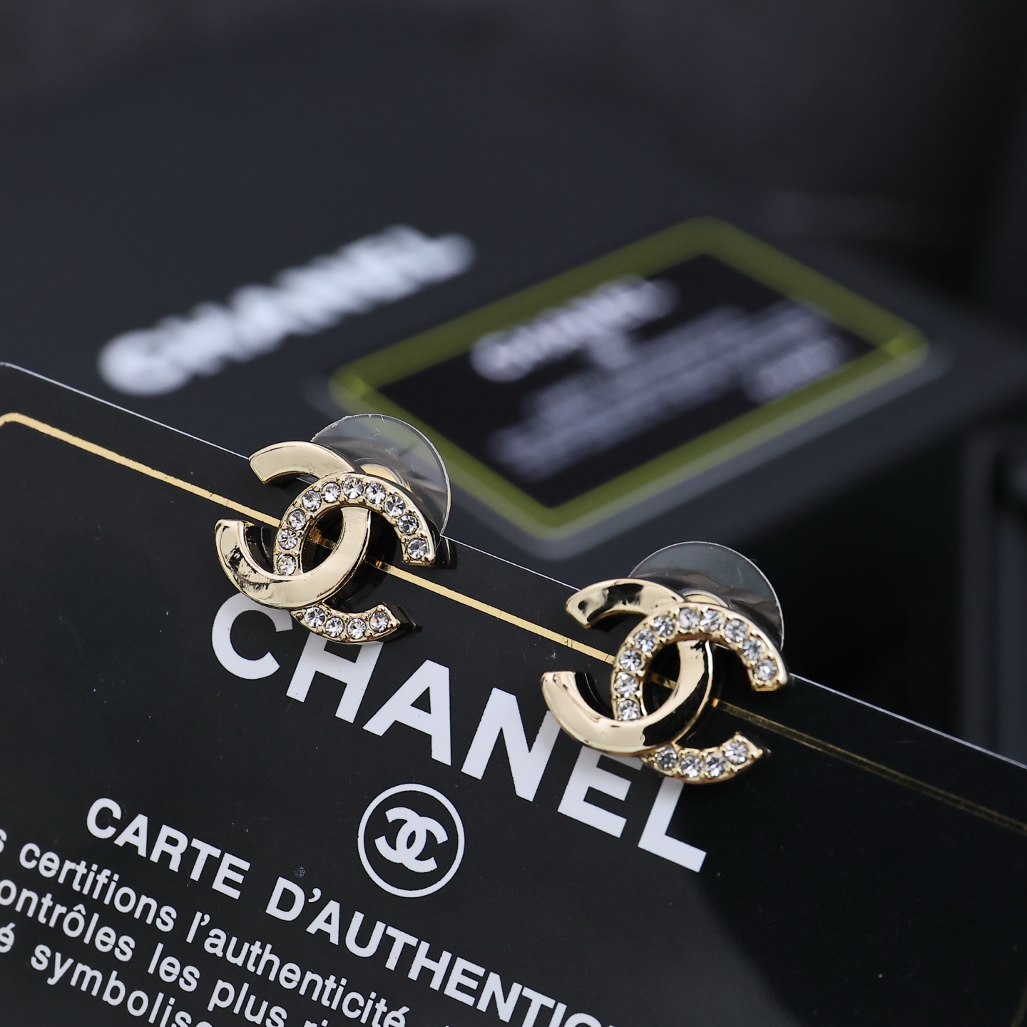 Chanel 半钻双C小耳钉