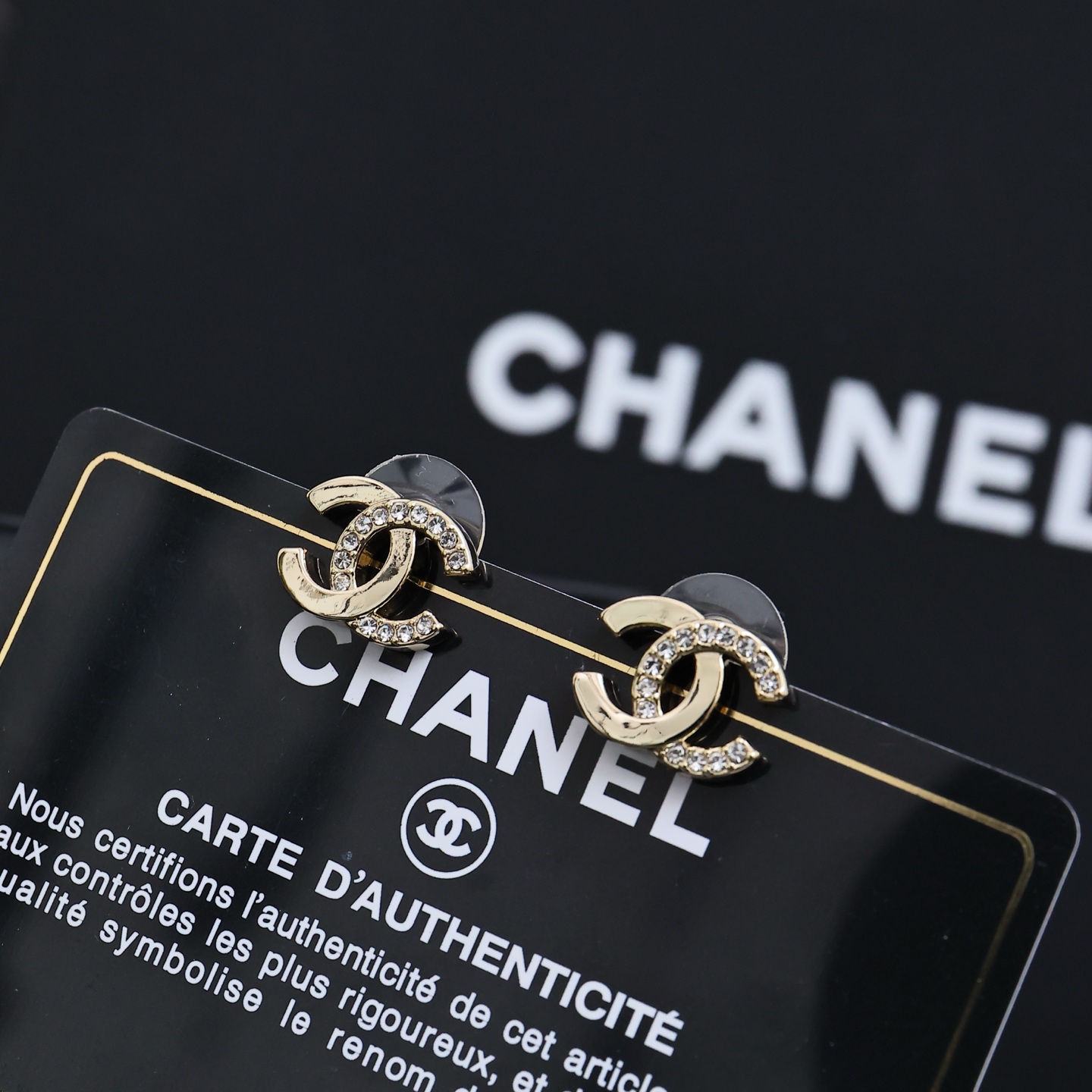 Chanel 半钻双C小耳钉
