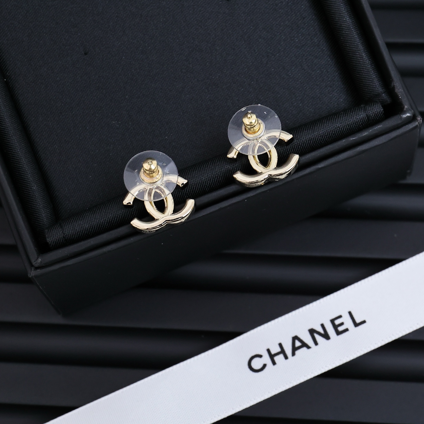 Chanel 半钻双C小耳钉