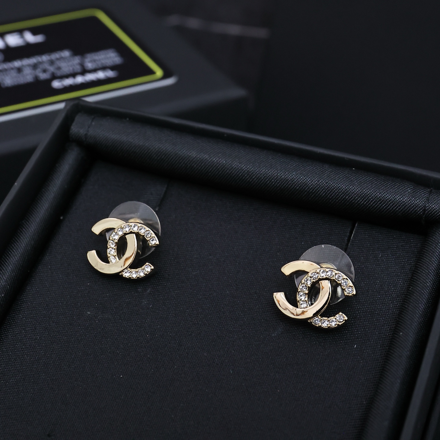 Chanel 半钻双C小耳钉