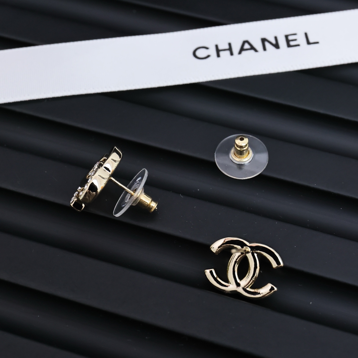 Chanel 半钻双C小耳钉