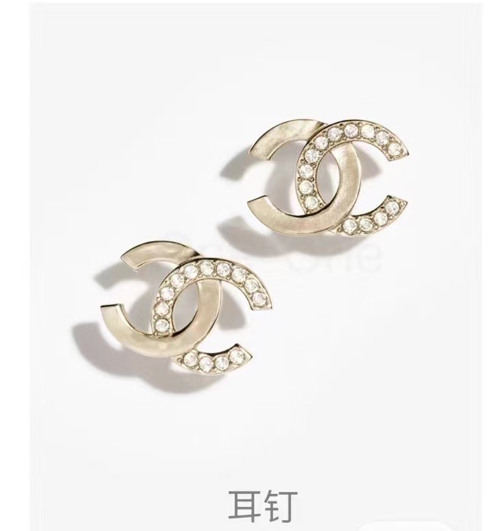 Chanel 半钻双C小耳钉