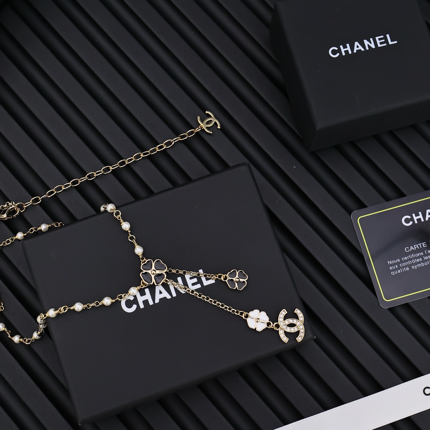  Chanel25。山茶花珐琅流苏项链
满满灵动感🤩🤩
甜美~佩戴率高
这一季很少女~活力俏皮!可日常可