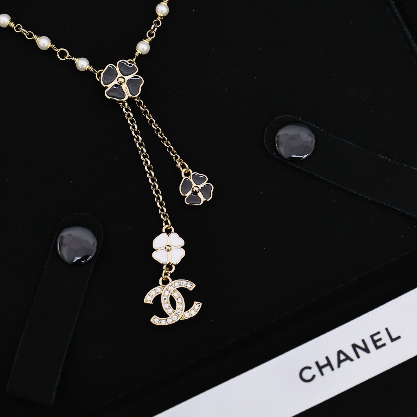  Chanel25。山茶花珐琅流苏项链
满满灵动感🤩🤩
甜美~佩戴率高
这一季很少女~活力俏皮!可日常可