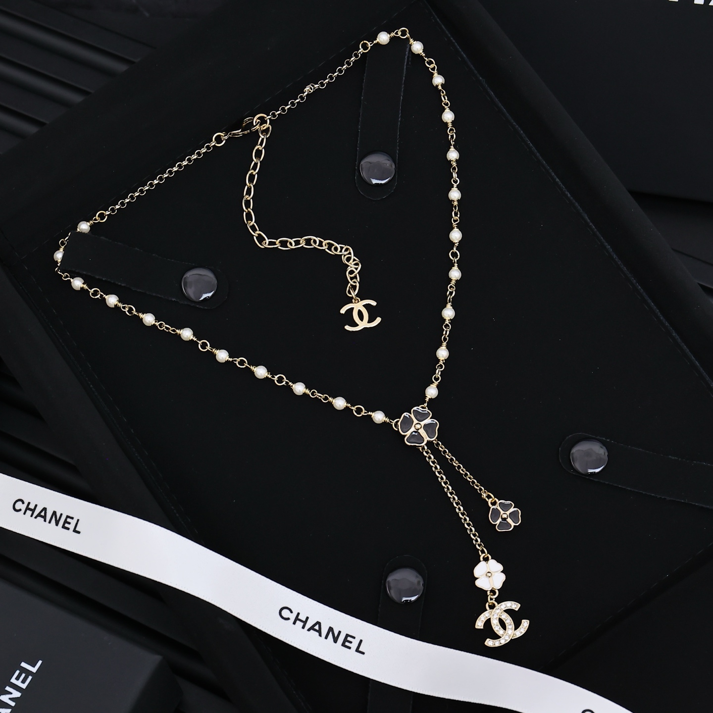  Chanel25。山茶花珐琅流苏项链
满满灵动感🤩🤩
甜美~佩戴率高
这一季很少女~活力俏皮!可日常可