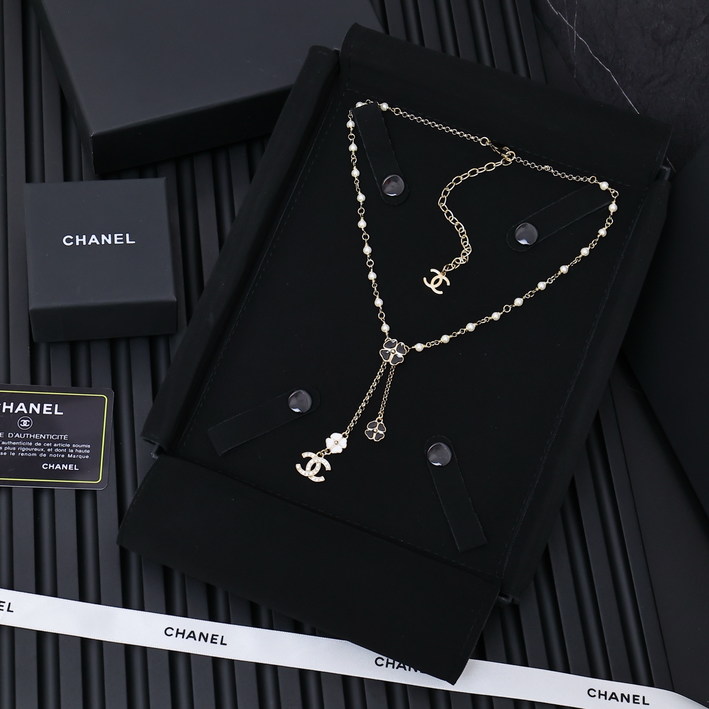  Chanel25。山茶花珐琅流苏项链
满满灵动感🤩🤩
甜美~佩戴率高
这一季很少女~活力俏皮!可日常可