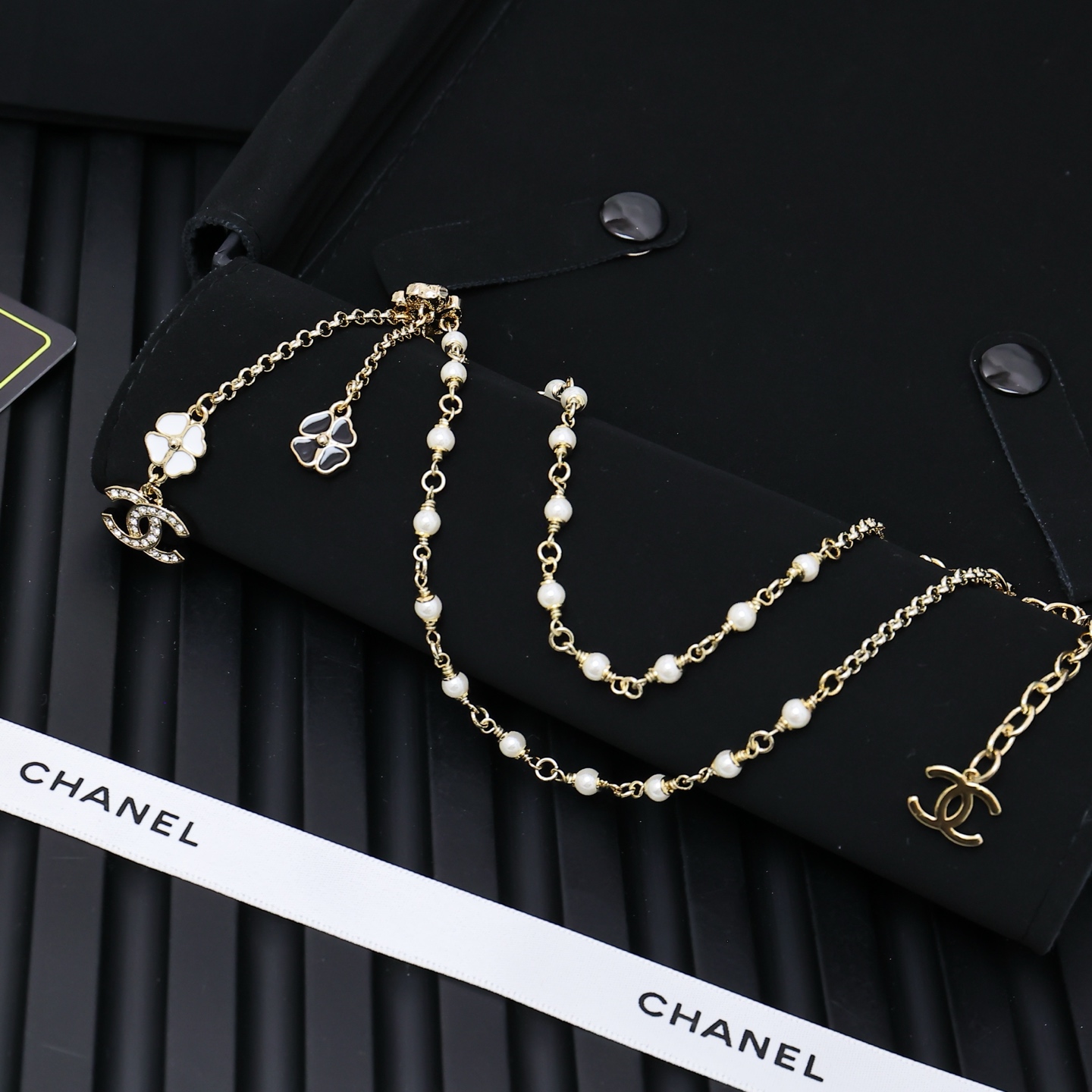  Chanel25。山茶花珐琅流苏项链
满满灵动感🤩🤩
甜美~佩戴率高
这一季很少女~活力俏皮!可日常可