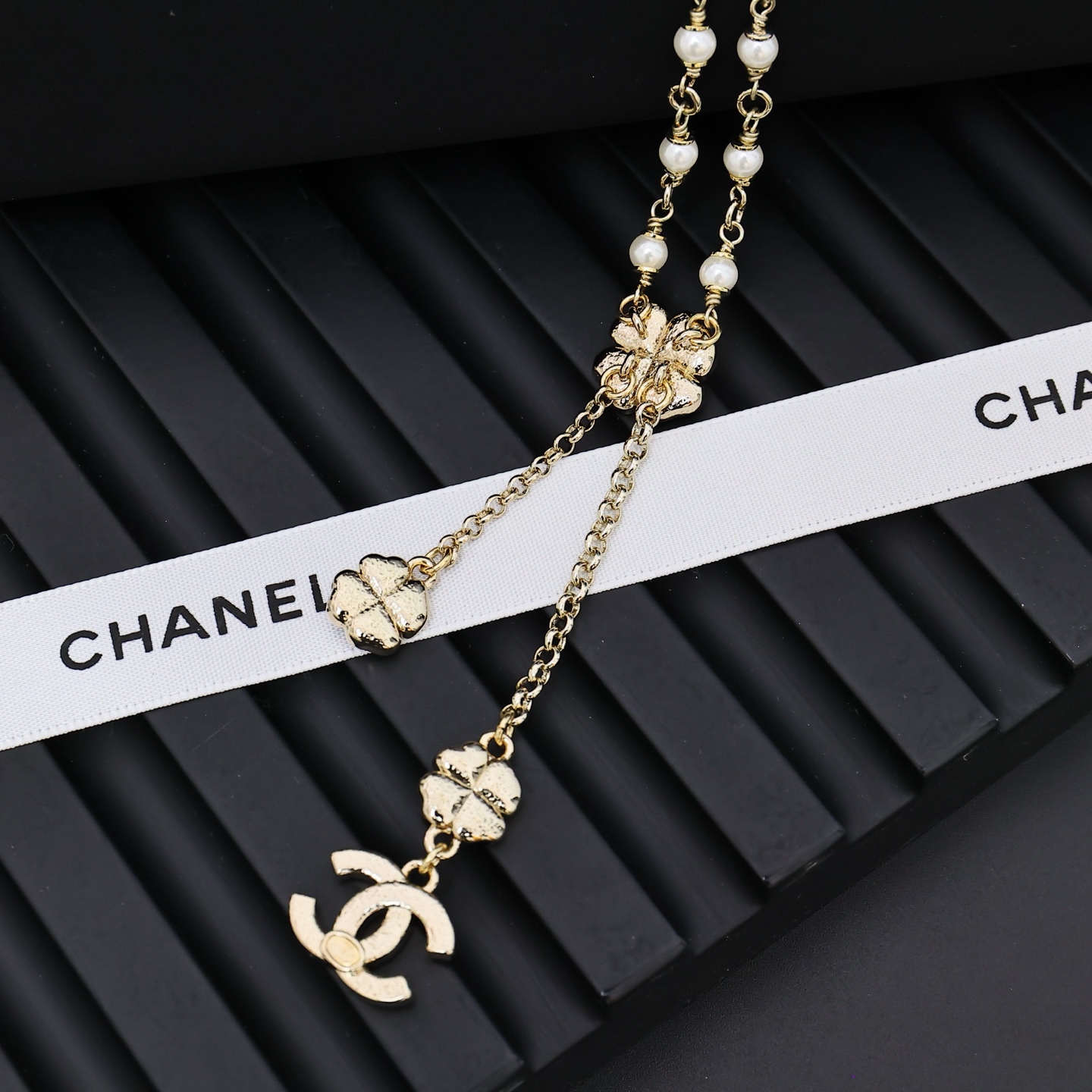  Chanel25。山茶花珐琅流苏项链
满满灵动感🤩🤩
甜美~佩戴率高
这一季很少女~活力俏皮!可日常可