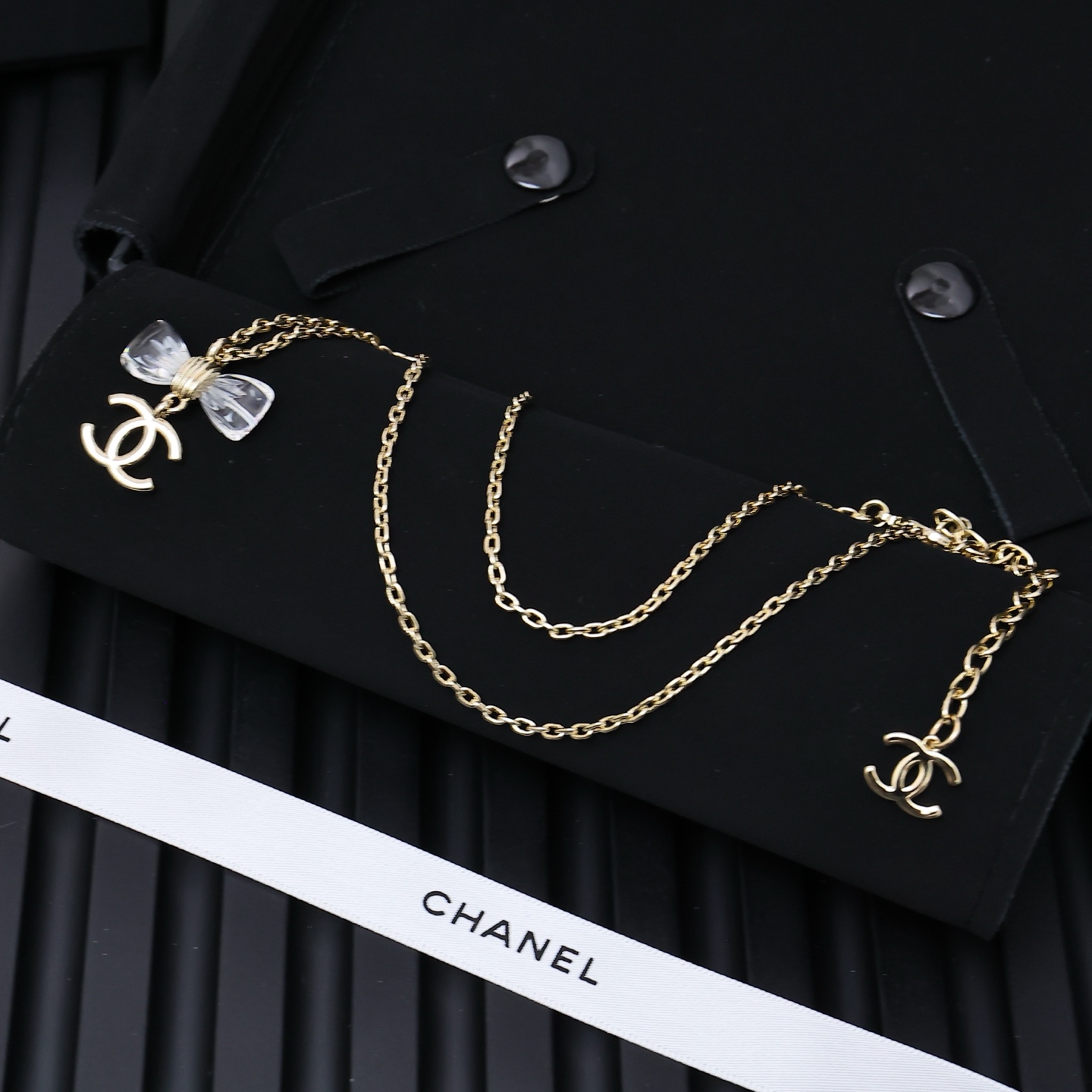 Chanel25。亚克力透明蝴蝶结项链
满满灵动感🤩🤩
甜美~佩戴率高
这一季很少女~活力俏皮!可日常