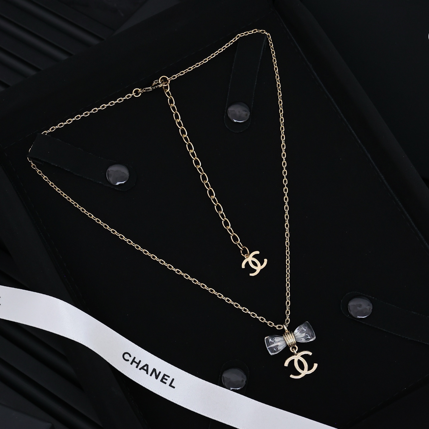  Chanel25。亚克力透明蝴蝶结项链
满满灵动感🤩🤩
甜美~佩戴率高
这一季很少女~活力俏皮!可日常