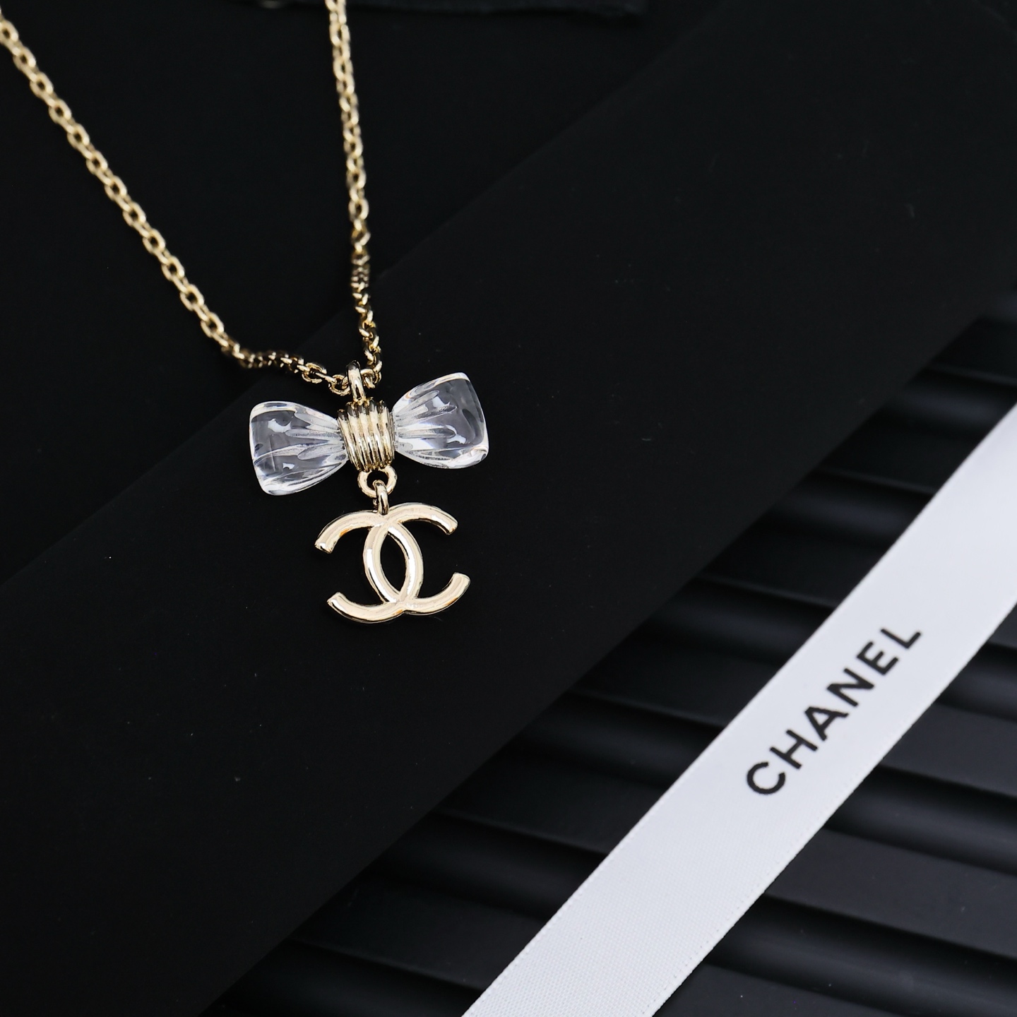  Chanel25。亚克力透明蝴蝶结项链
满满灵动感🤩🤩
甜美~佩戴率高
这一季很少女~活力俏皮!可日常