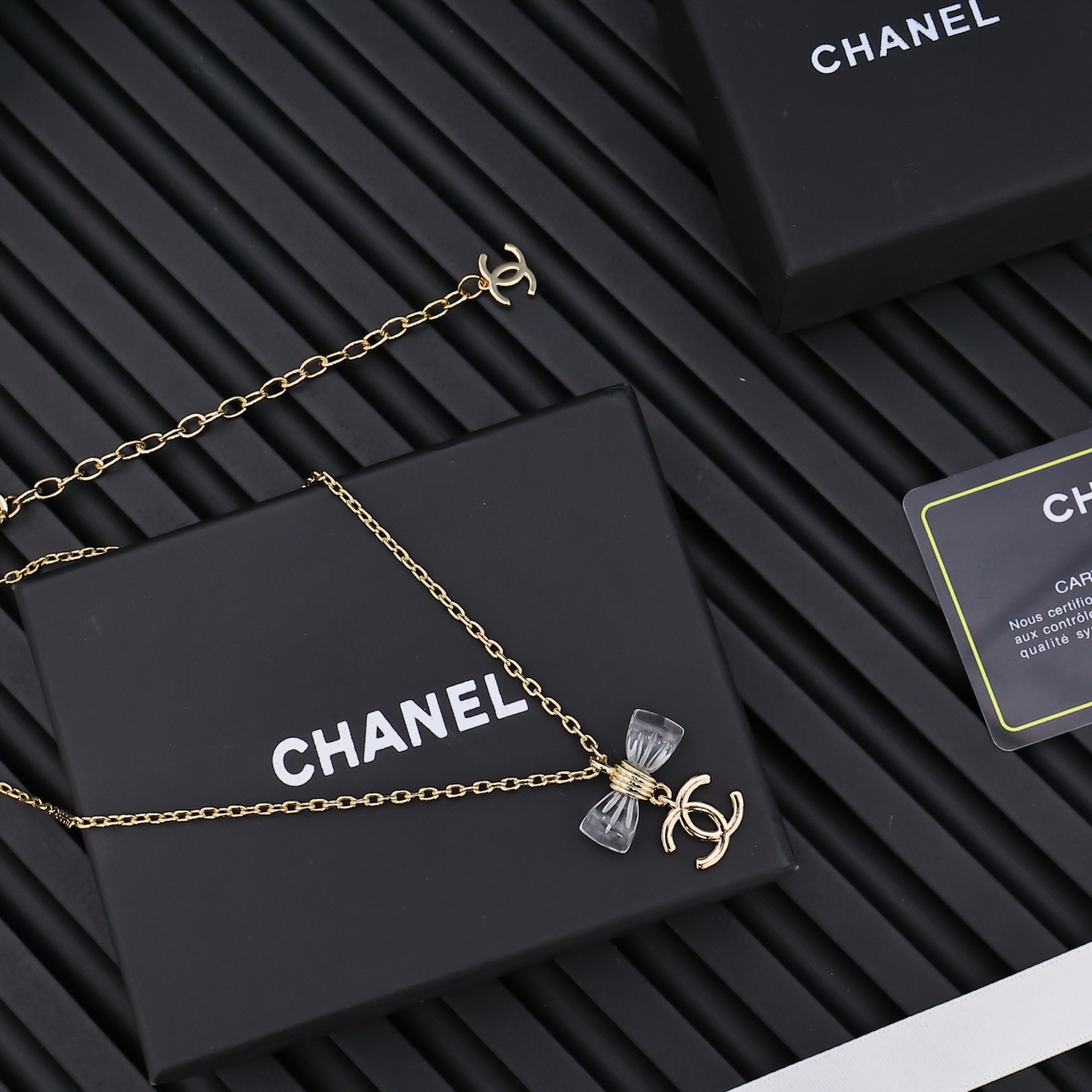 Chanel25。亚克力透明蝴蝶结项链
满满灵动感🤩🤩
甜美~佩戴率高
这一季很少女~活力俏皮!可日常