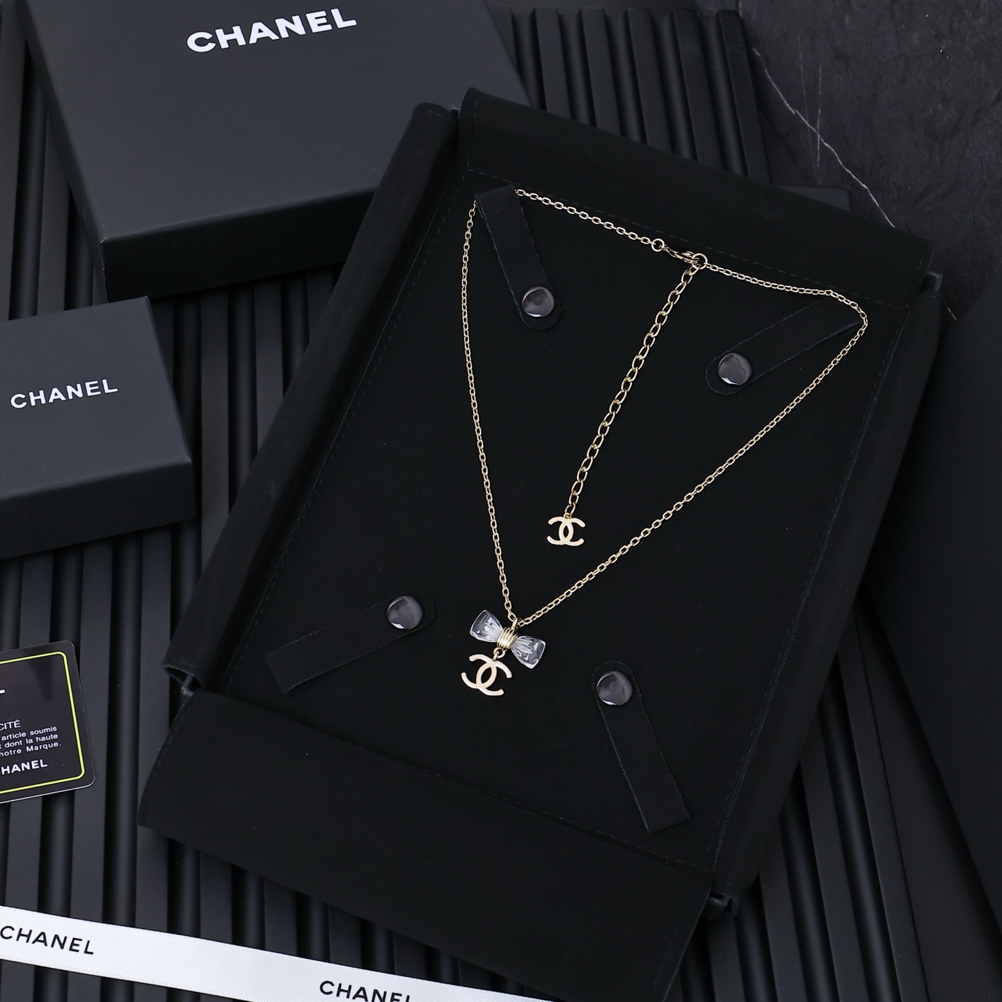  Chanel25。亚克力透明蝴蝶结项链
满满灵动感🤩🤩
甜美~佩戴率高
这一季很少女~活力俏皮!可日常
