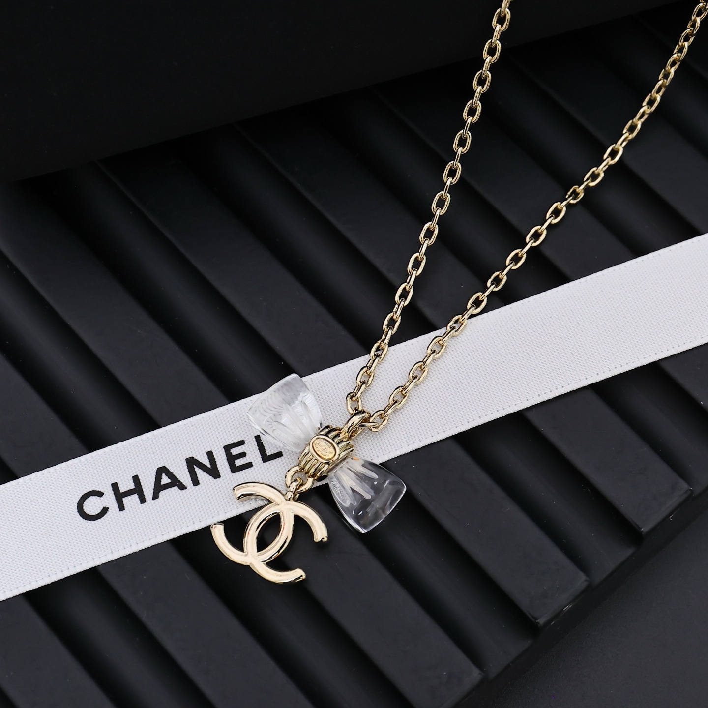  Chanel25。亚克力透明蝴蝶结项链
满满灵动感🤩🤩
甜美~佩戴率高
这一季很少女~活力俏皮!可日常