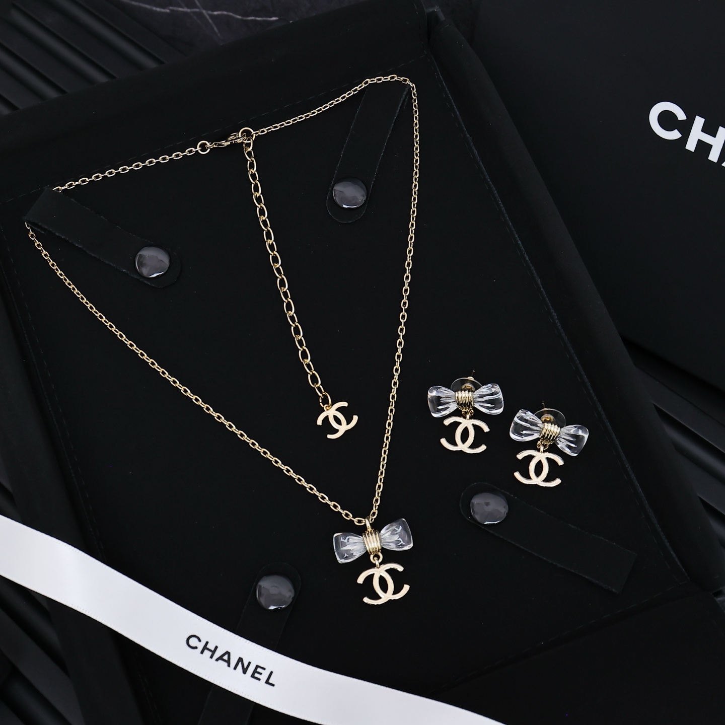  Chanel25。亚克力透明蝴蝶结耳环
满满灵动感🤩🤩
甜美~佩戴率高
这一季很少女~活力俏皮!可日常
