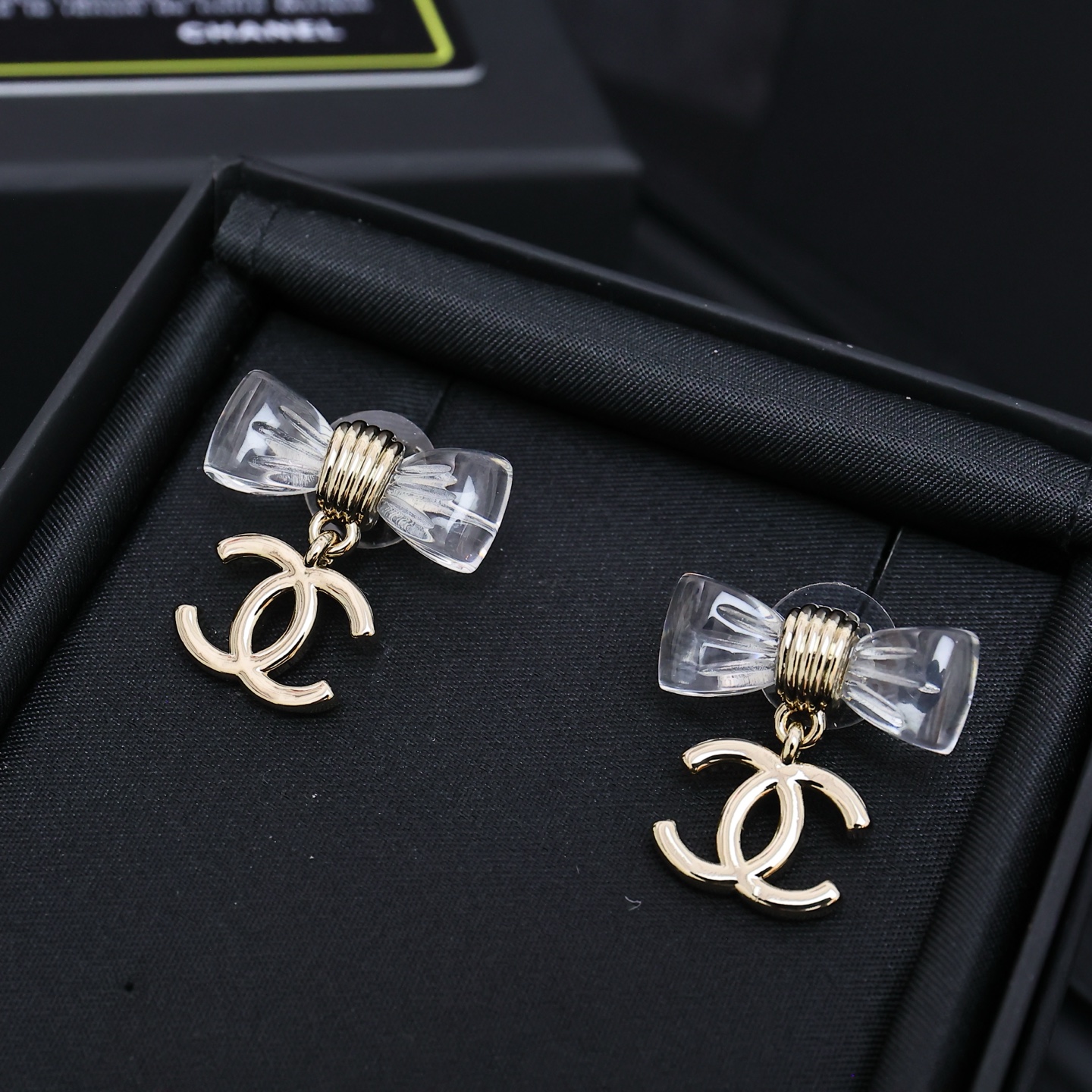  Chanel25。亚克力透明蝴蝶结耳环
满满灵动感🤩🤩
甜美~佩戴率高
这一季很少女~活力俏皮!可日常