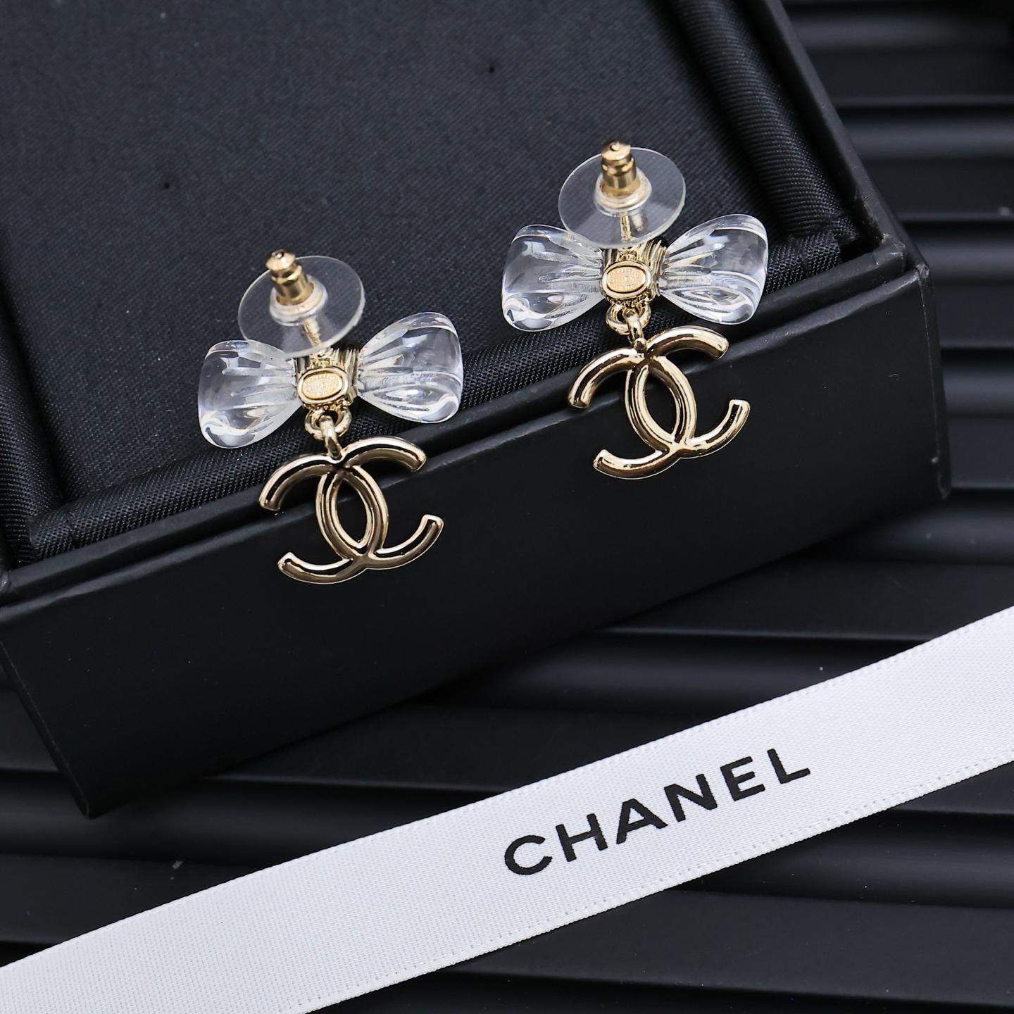  Chanel25。亚克力透明蝴蝶结耳环
满满灵动感🤩🤩
甜美~佩戴率高
这一季很少女~活力俏皮!可日常