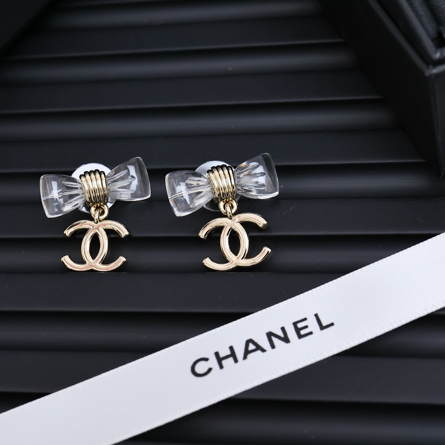  Chanel25。亚克力透明蝴蝶结耳环
满满灵动感🤩🤩
甜美~佩戴率高
这一季很少女~活力俏皮!可日常