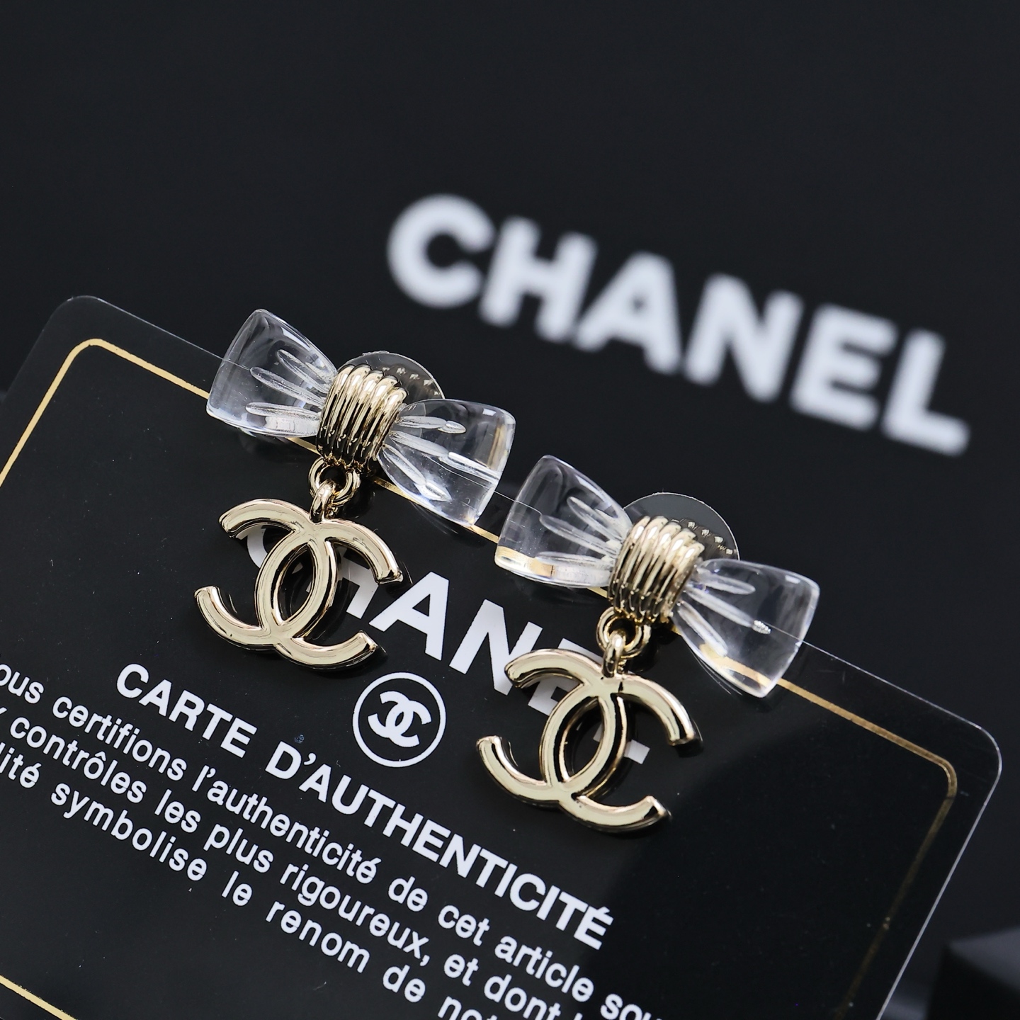 Chanel25。亚克力透明蝴蝶结耳环
满满灵动感🤩🤩
甜美~佩戴率高
这一季很少女~活力俏皮!可日常
