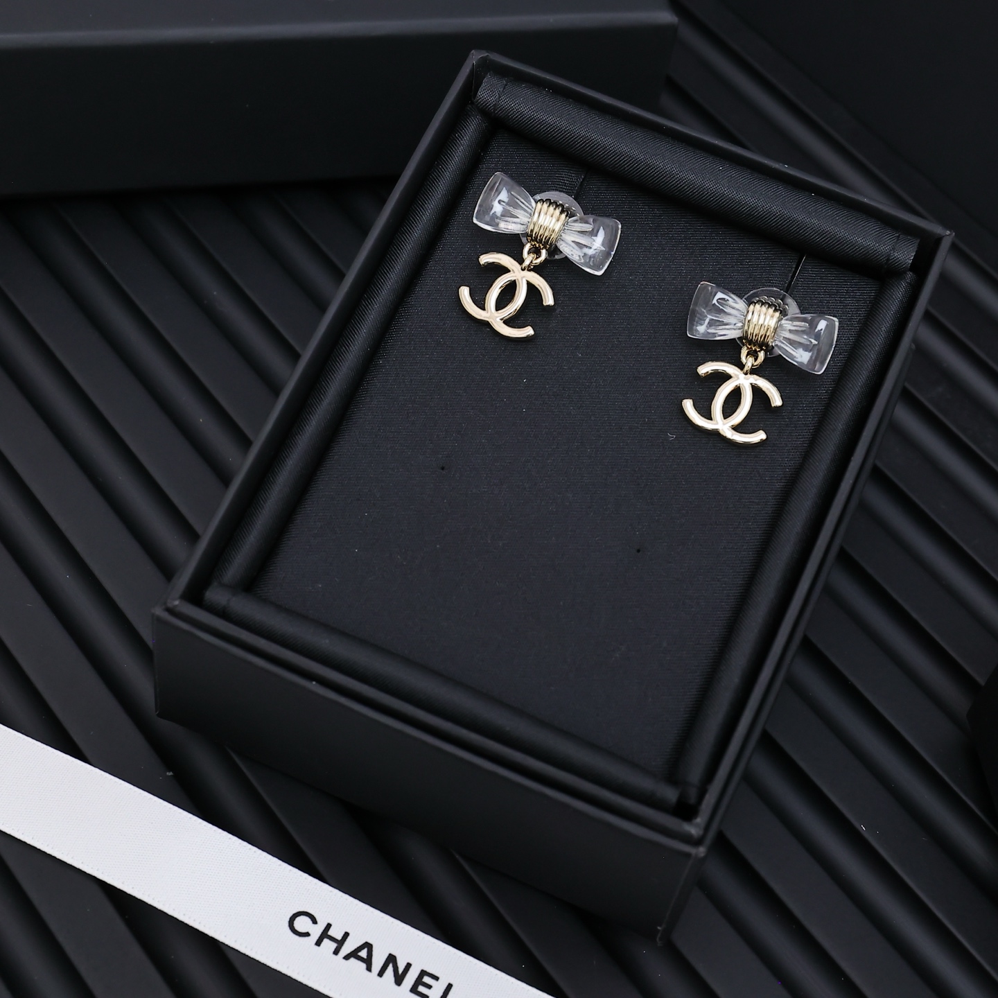  Chanel25。亚克力透明蝴蝶结耳环
满满灵动感🤩🤩
甜美~佩戴率高
这一季很少女~活力俏皮!可日常