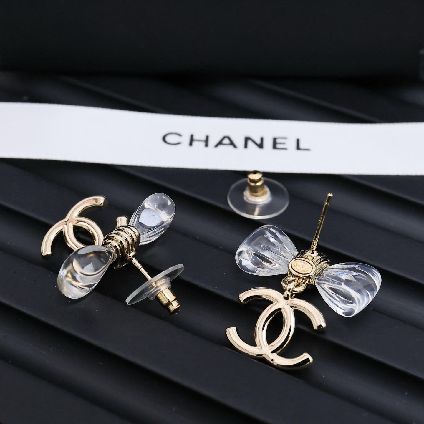  Chanel25。亚克力透明蝴蝶结耳环
满满灵动感🤩🤩
甜美~佩戴率高
这一季很少女~活力俏皮!可日常