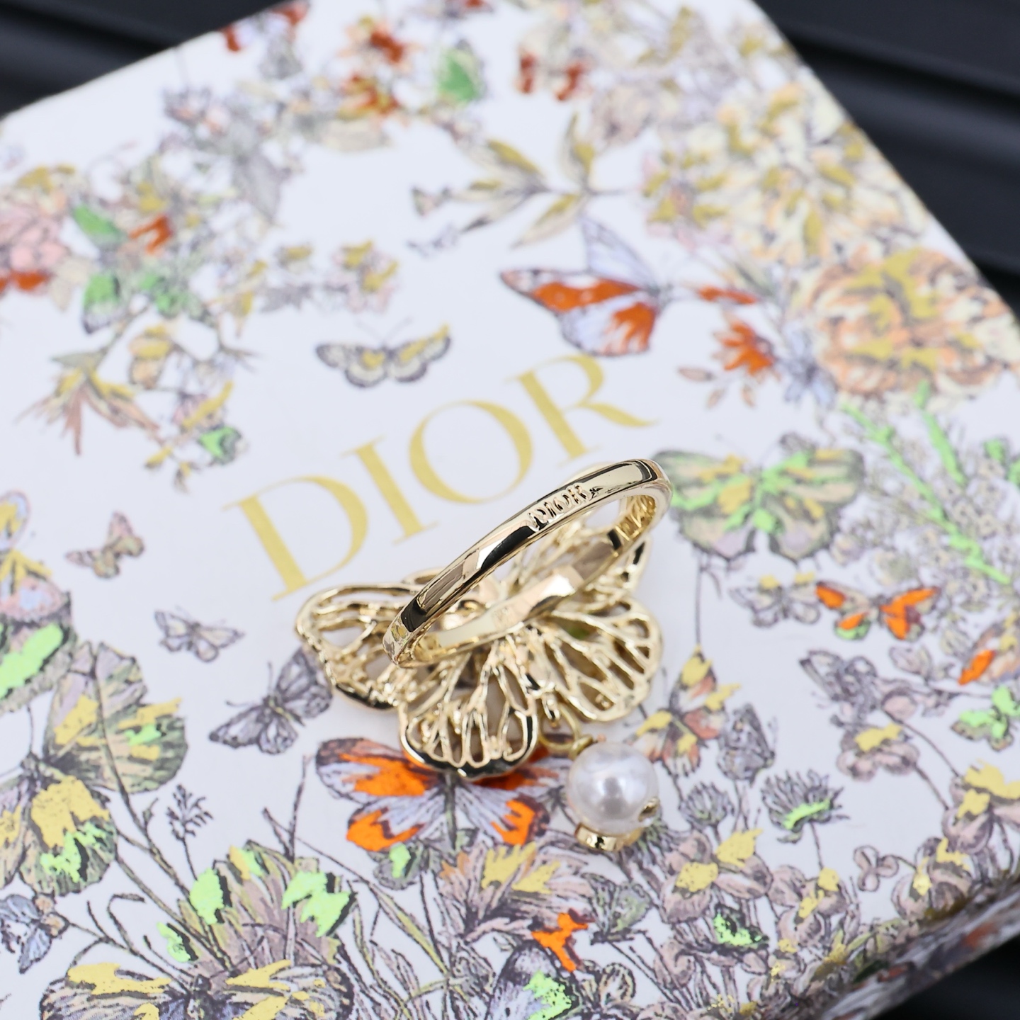  Dior 25蝴蝶戒指  珍珠镂空蝴蝶戒指
上手仙气灵动~仿佛蝴蝶在指间飞舞
太适合夏天啦
6-7-8