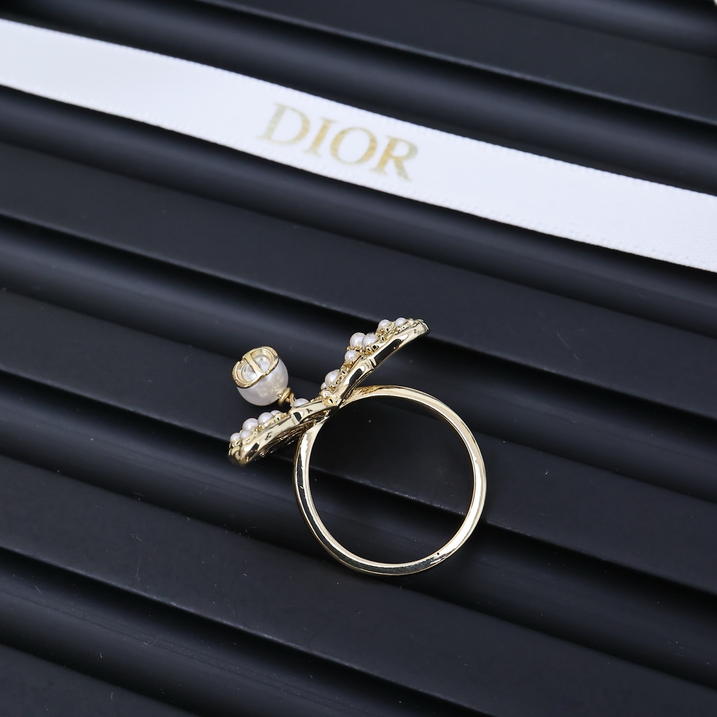  Dior 25蝴蝶戒指  珍珠镂空蝴蝶戒指
上手仙气灵动~仿佛蝴蝶在指间飞舞
太适合夏天啦
6-7-8