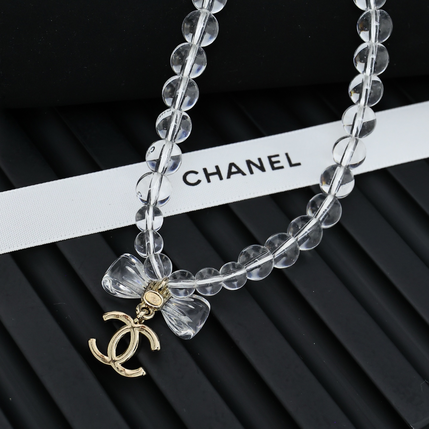  Chanel25。亚克力透明蝴蝶结项链
满满灵动感🤩🤩
甜美~佩戴率高
这一季很少女~活力俏皮!可日常