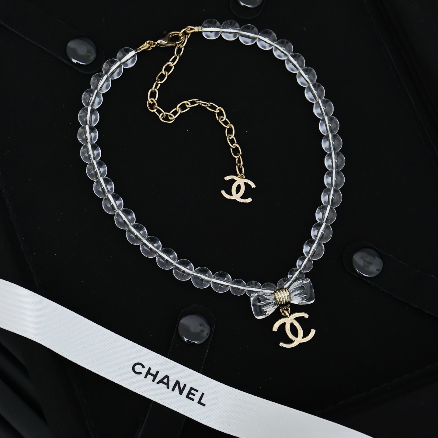  Chanel25。亚克力透明蝴蝶结项链
满满灵动感🤩🤩
甜美~佩戴率高
这一季很少女~活力俏皮!可日常