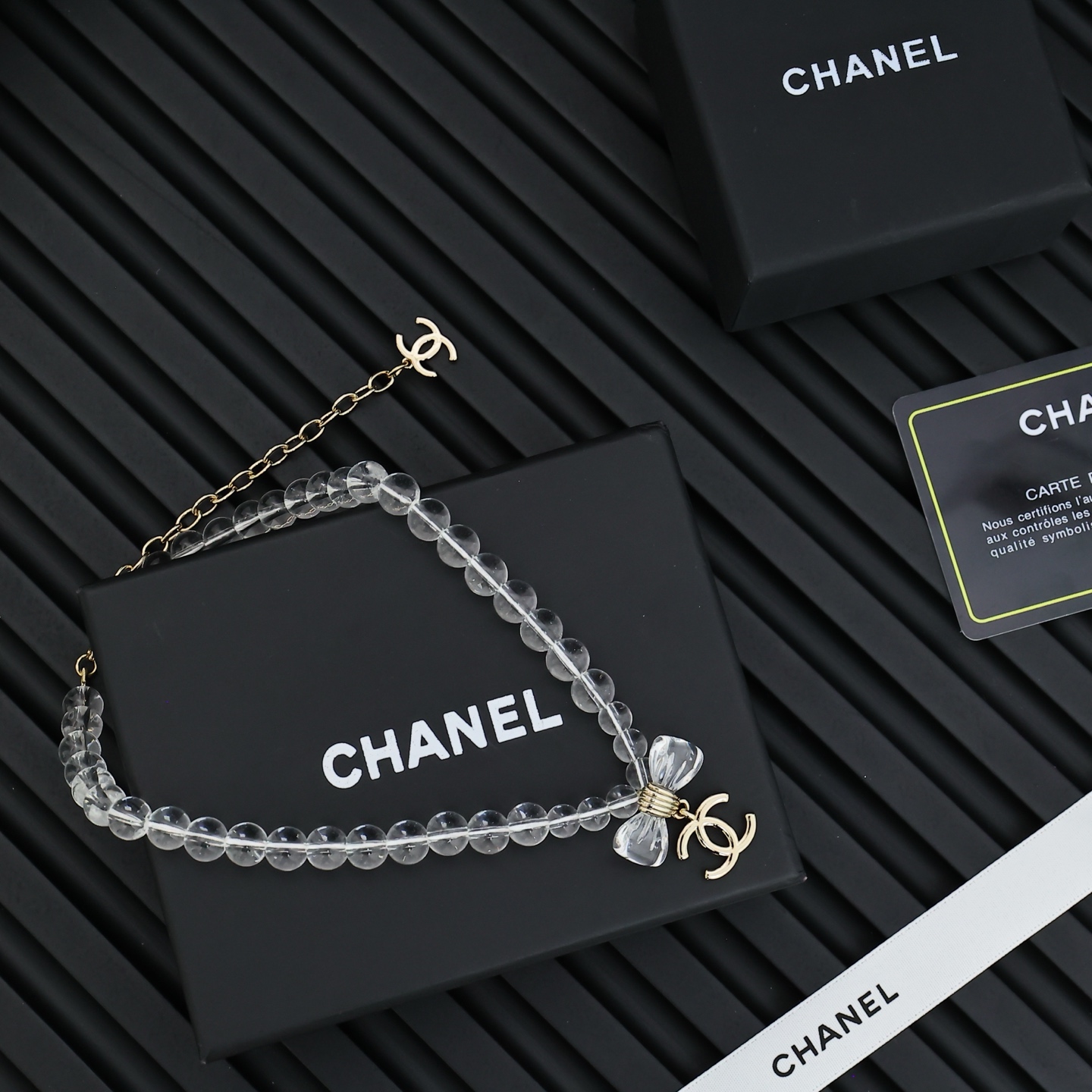  Chanel25。亚克力透明蝴蝶结项链
满满灵动感🤩🤩
甜美~佩戴率高
这一季很少女~活力俏皮!可日常