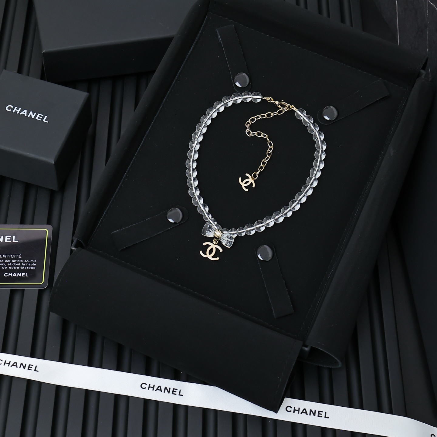 Chanel25。亚克力透明蝴蝶结项链
满满灵动感🤩🤩
甜美~佩戴率高
这一季很少女~活力俏皮!可日常