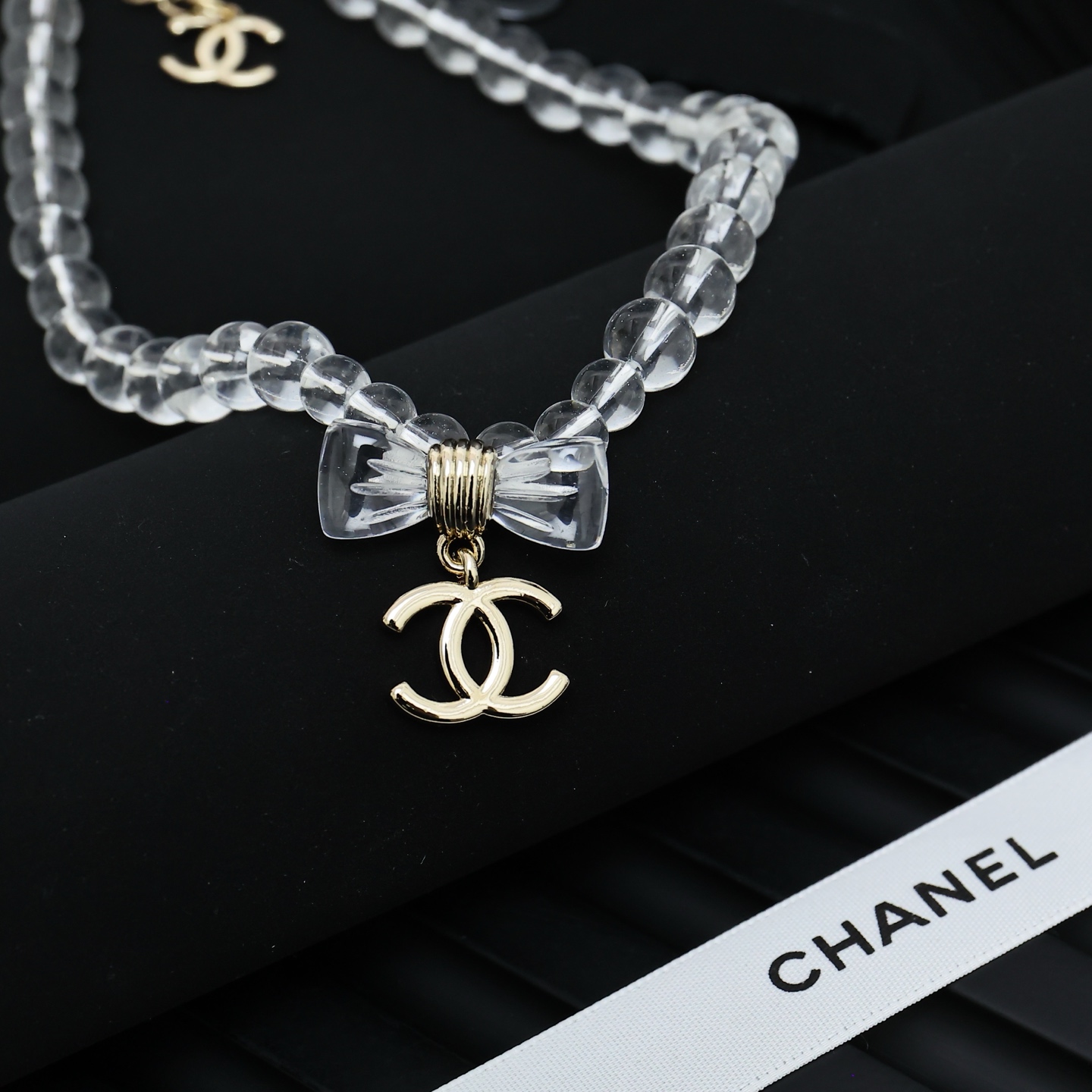  Chanel25。亚克力透明蝴蝶结项链
满满灵动感🤩🤩
甜美~佩戴率高
这一季很少女~活力俏皮!可日常