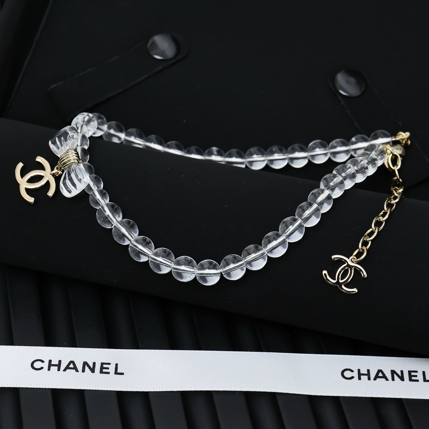  Chanel25。亚克力透明蝴蝶结项链
满满灵动感🤩🤩
甜美~佩戴率高
这一季很少女~活力俏皮!可日常