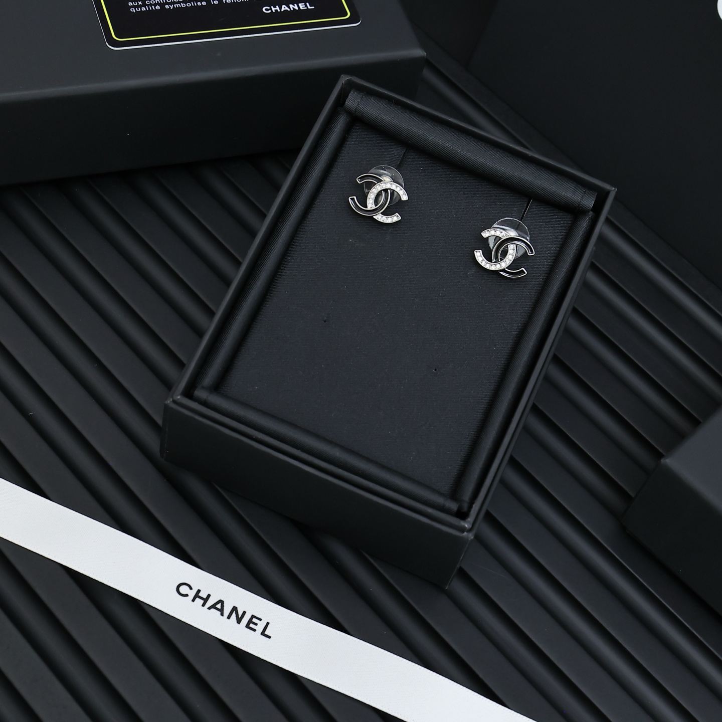 Chanel 115 25s珐琅满钻双c耳钉