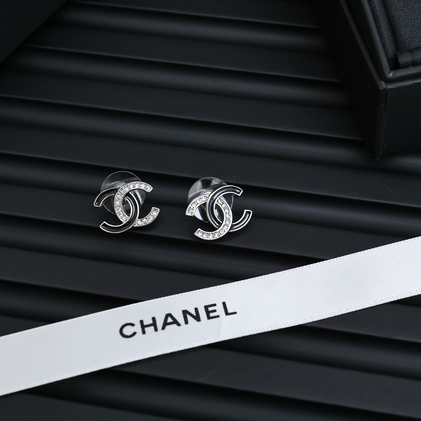 Chanel 115 25s珐琅满钻双c耳钉