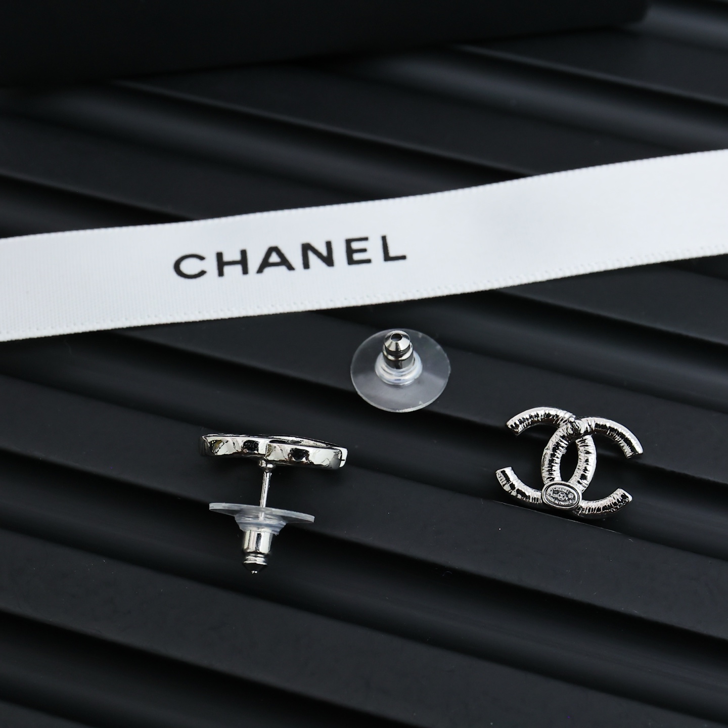 Chanel 115 25s珐琅满钻双c耳钉