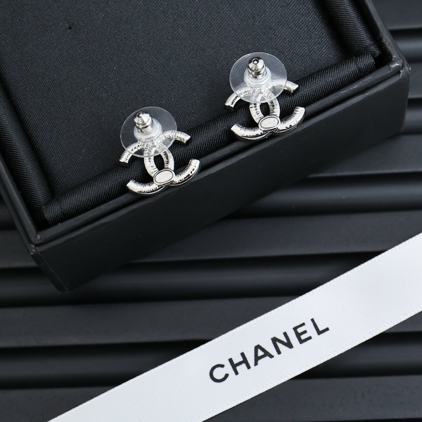 Chanel 115 25s珐琅满钻双c耳钉