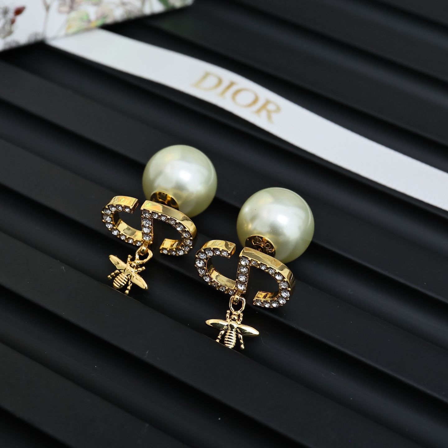 Stylish Dior Gold Earrings with CD Letters, Bee, and Pearl Design - 图片 4