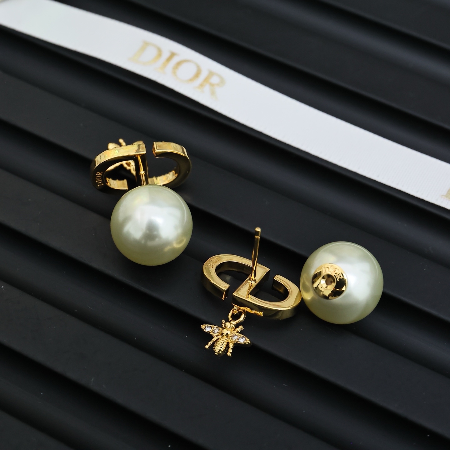 Stylish Dior Gold Earrings with CD Letters, Bee, and Pearl Design - 图片 6