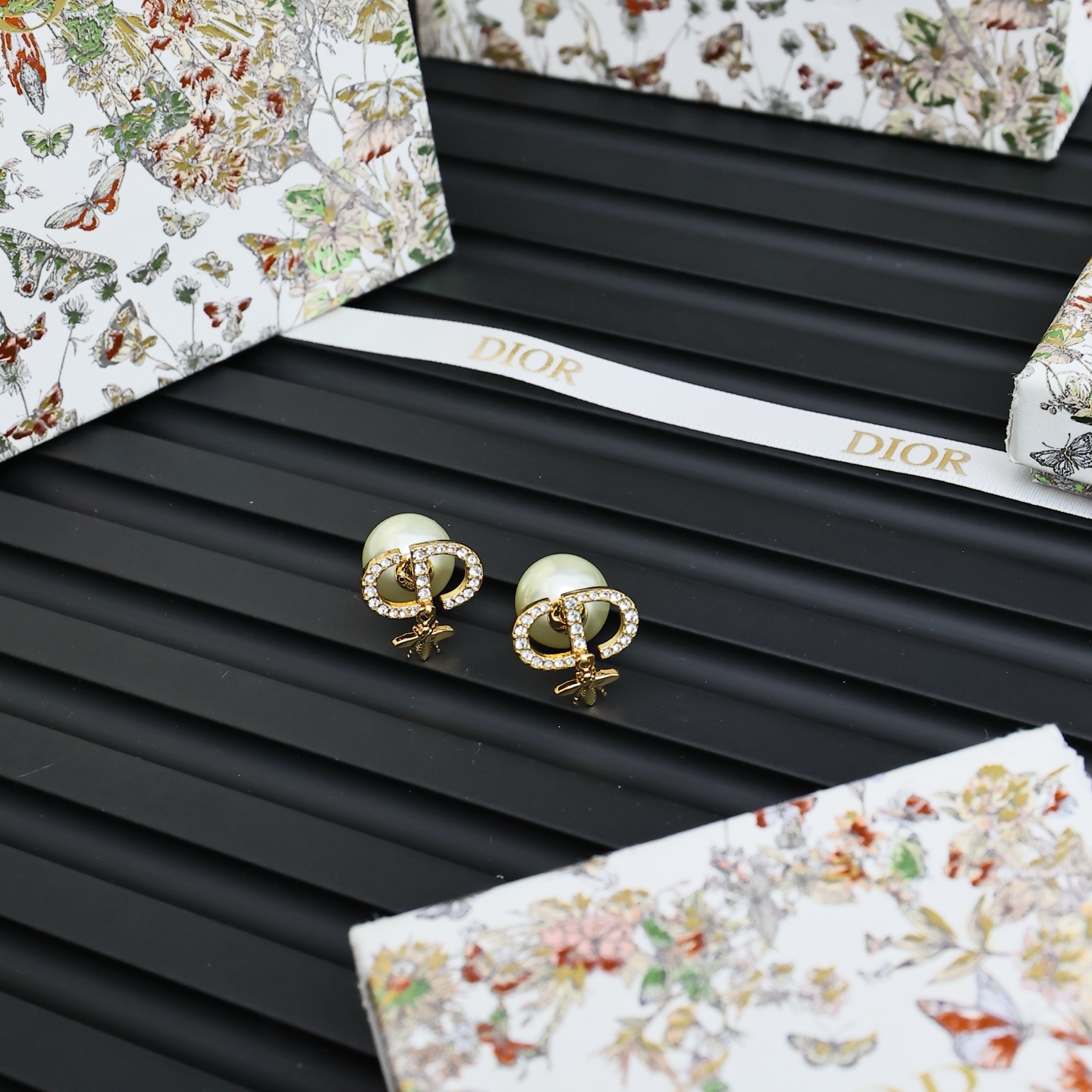 Stylish Dior Gold Earrings with CD Letters, Bee, and Pearl Design - 图片 3