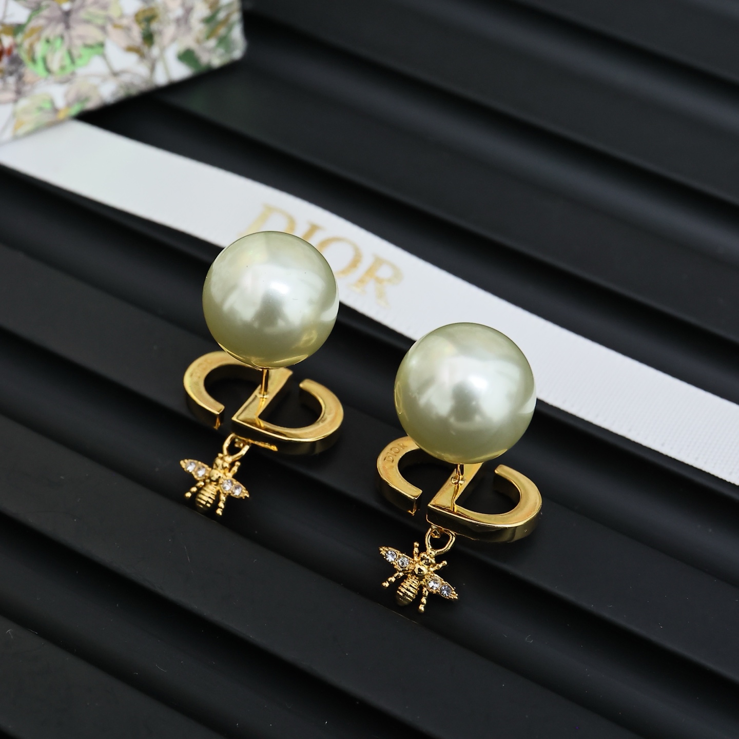Stylish Dior Gold Earrings with CD Letters, Bee, and Pearl Design - 图片 5