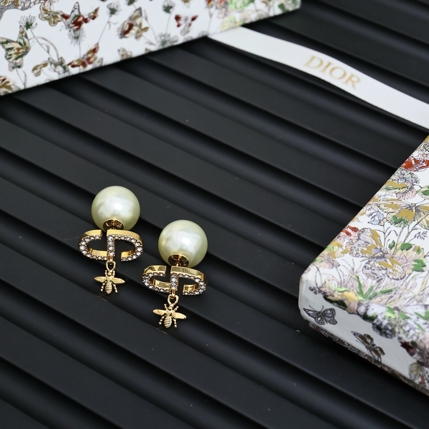 Stylish Dior Gold Earrings with CD Letters, Bee, and Pearl Design - 图片 7
