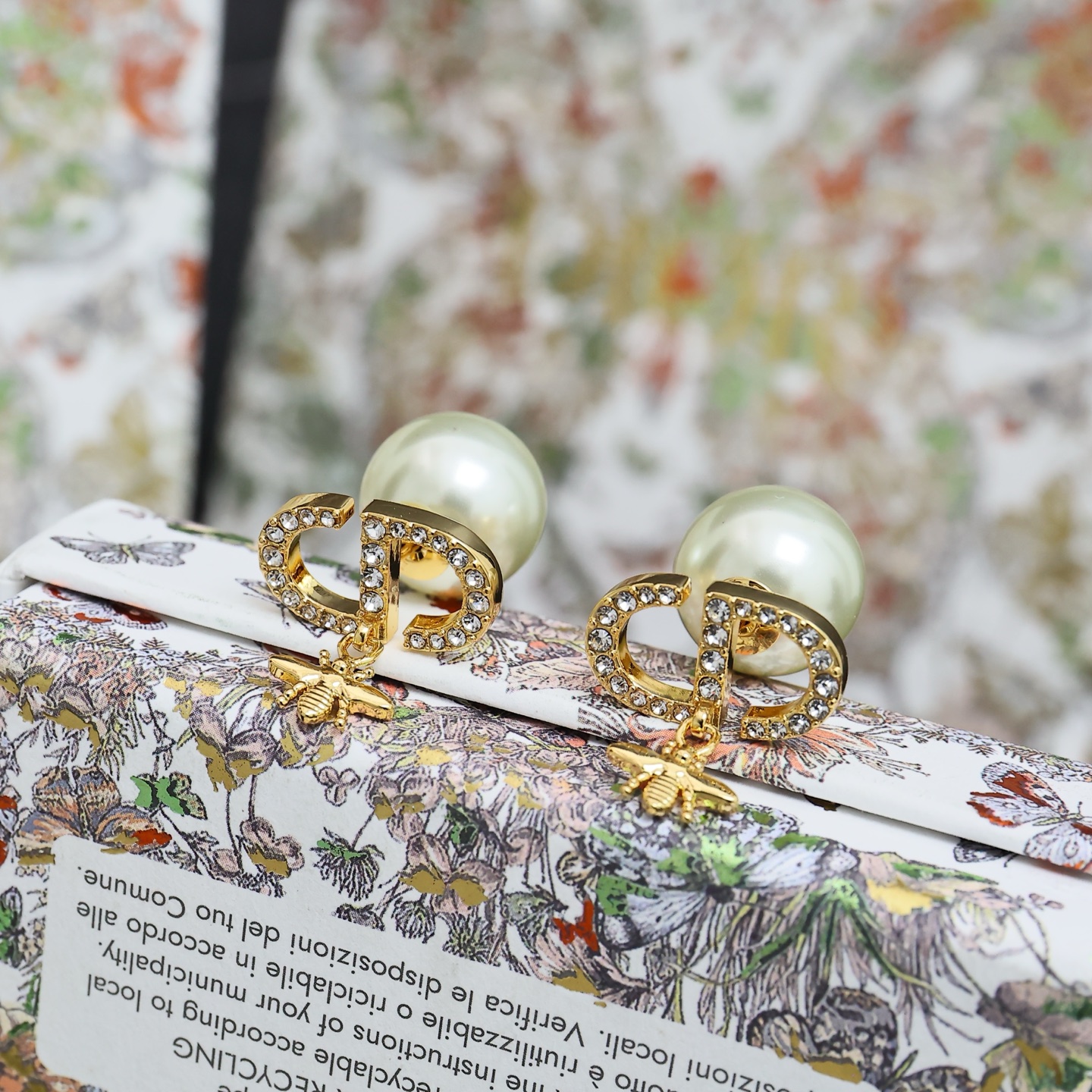 Stylish Dior Gold Earrings with CD Letters, Bee, and Pearl Design - 图片 2