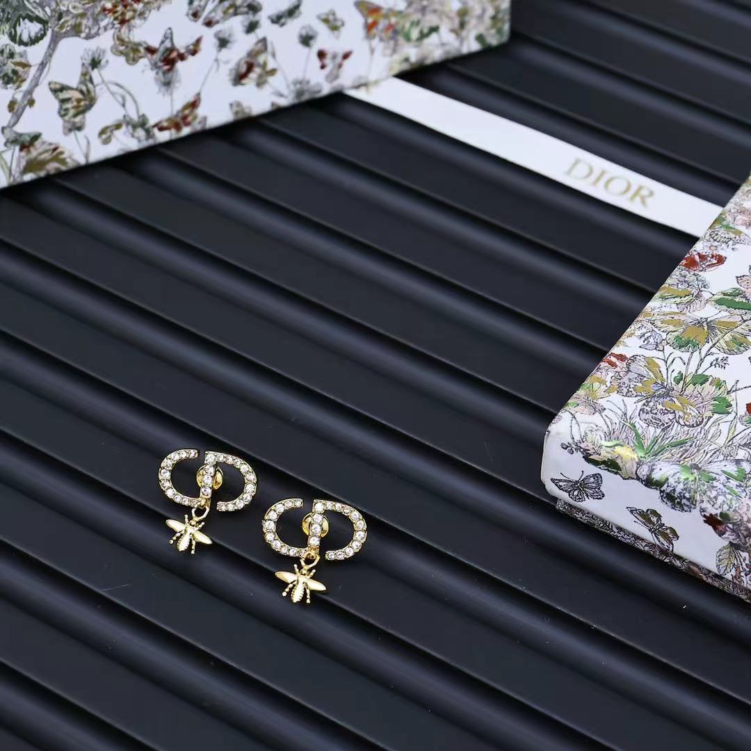 Stylish Dior Gold Earrings with CD Letters and Bee Design - 图片 3