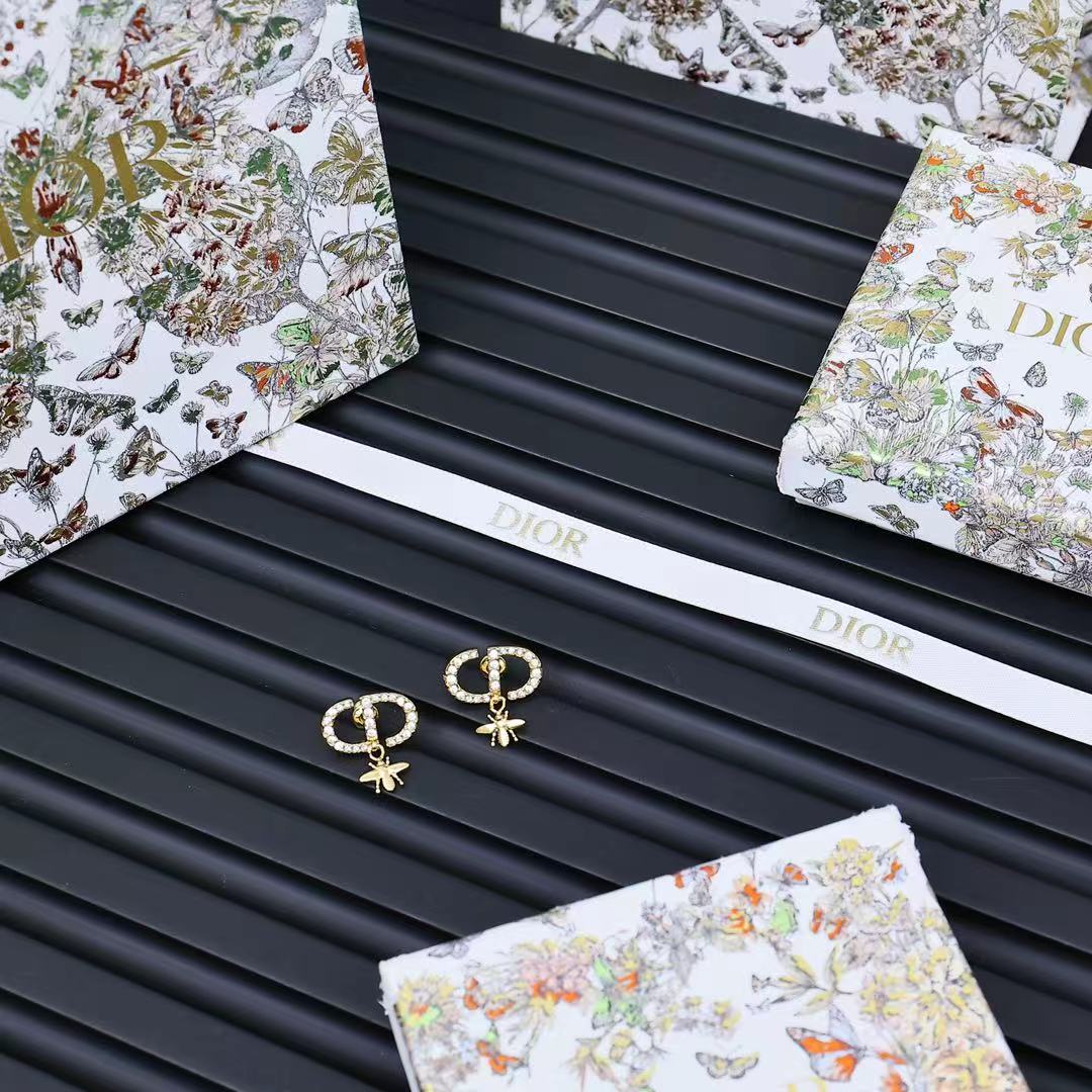 Stylish Dior Gold Earrings with CD Letters and Bee Design - 图片 7