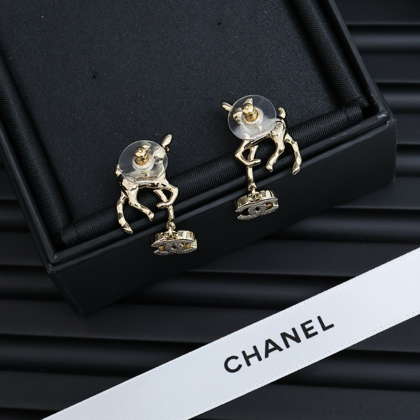  Chanel小鹿双c耳环
小鹿斑比，仙仙的，少女感满满
云深只见🦌，看见小鹿，遇到福禄😊😊
08004
