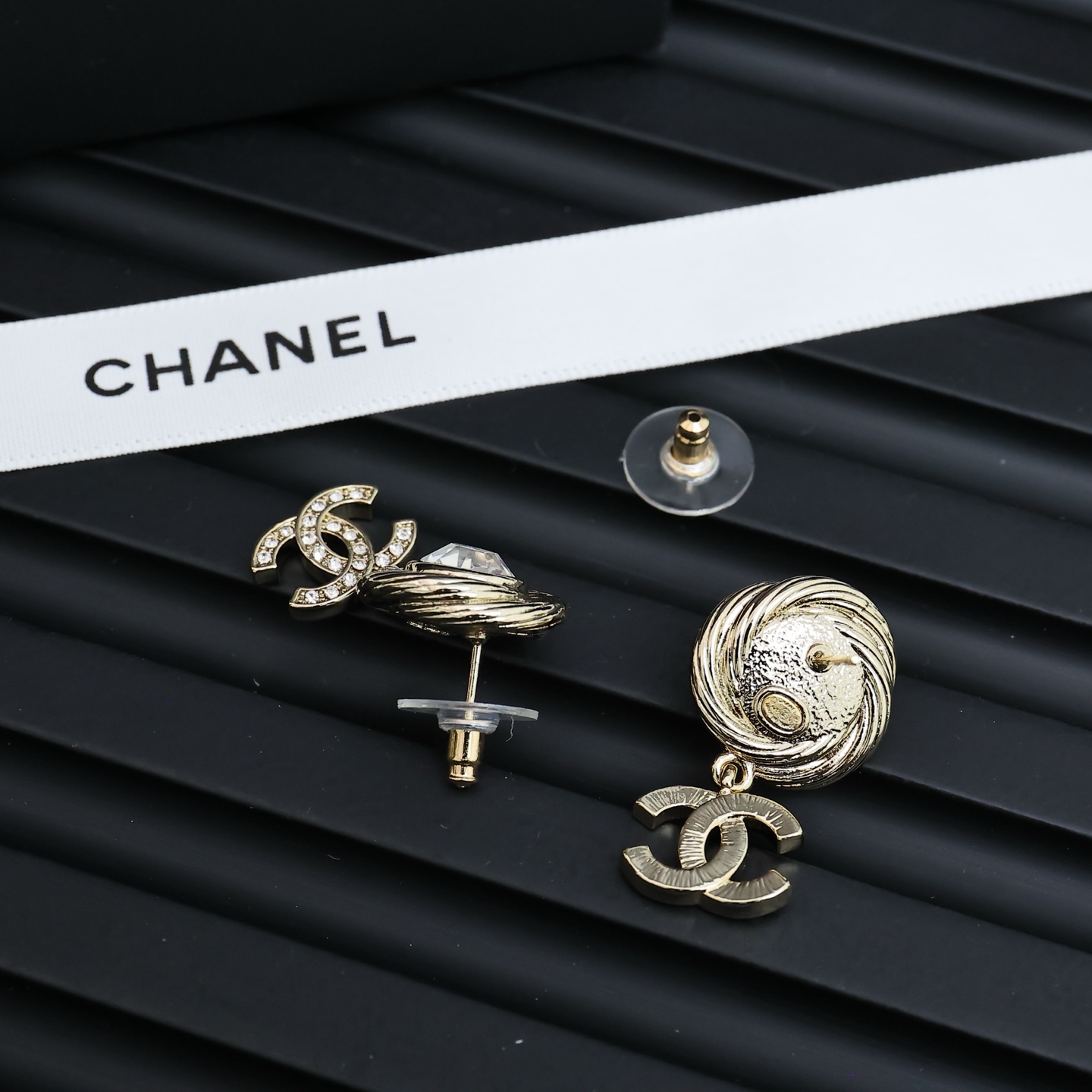 p63 Chanel25s旋转螺纹双c耳环
好美的设计~
端庄 温婉 气质的代名词!
耳环尺寸刚刚好 偏日常
