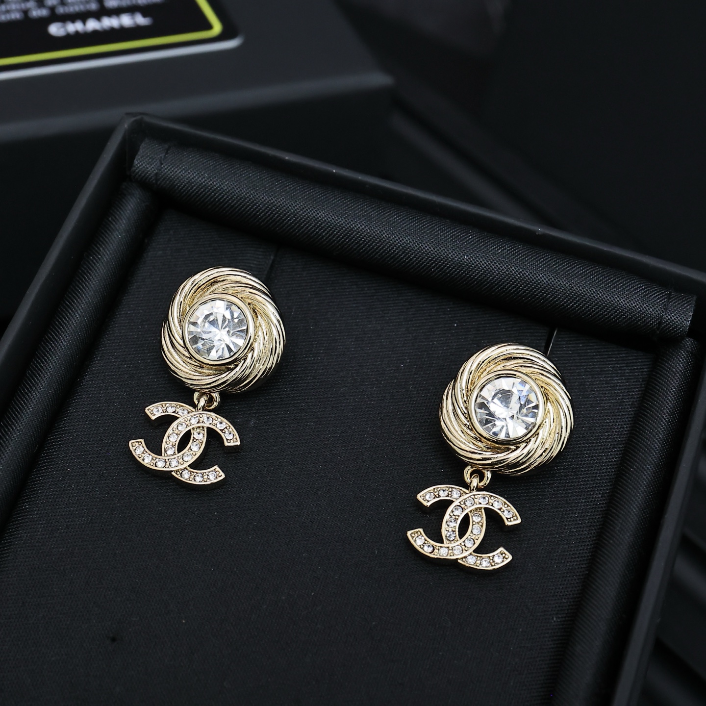 p63 Chanel25s旋转螺纹双c耳环
好美的设计~
端庄 温婉 气质的代名词!
耳环尺寸刚刚好 偏日常
